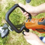 Un coupe-bordure en pleine utilisation